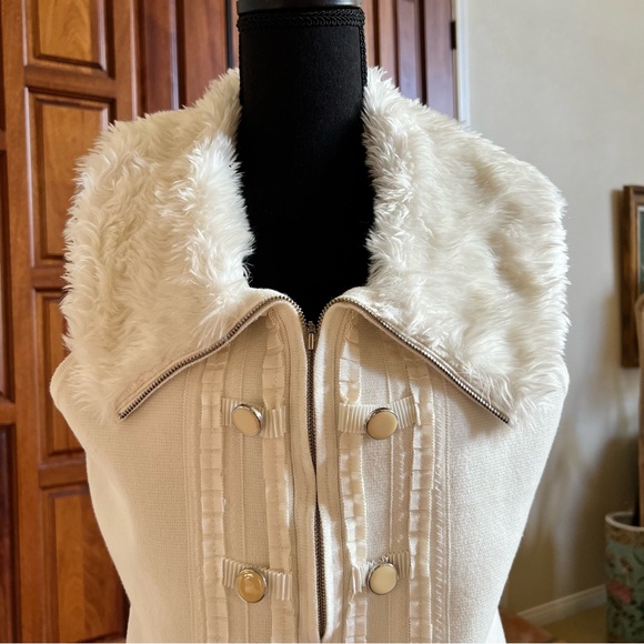 White House Black Market Cream Vest with Fur Trim - Picture 4 of 6